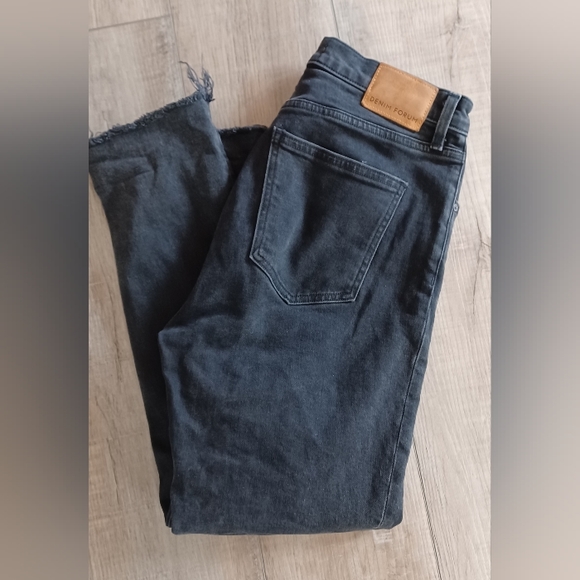 Aritzia Denim Forum Jeans Womens 30 The Yoko High Rise Slim in Black Raw Hem - Picture 2 of 4